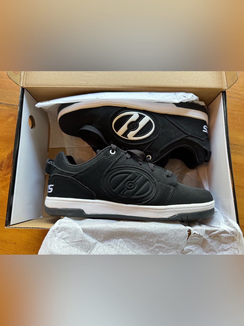 Heelys Black and White Men's Skate Sneakers. Size 10